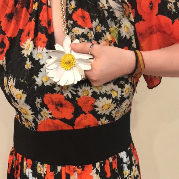 Lightweight pleated dress with Open-back - Picture 2 of 11